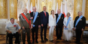 Dyrygentka i założycielka Orkiestry Kameralnej Polskiego Radia Agnieszka Duczmal-Jaroszewska, działaczka opozycji niepodległościowej z czasów PRL Hanna Łukowska-Karniej oraz reżyser Lech Majewski odznaczeni zostali Orderami Orła Białego.