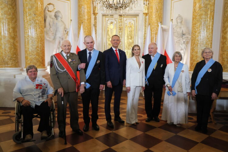 Dyrygentka i założycielka Orkiestry Kameralnej Polskiego Radia Agnieszka Duczmal-Jaroszewska, działaczka opozycji niepodległościowej z czasów PRL Hanna Łukowska-Karniej oraz reżyser Lech Majewski odznaczeni zostali Orderami Orła Białego.