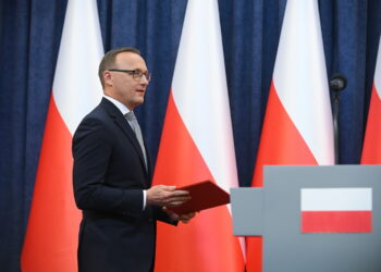 Rafał Leśkiewicz ogłasza nominację dla sędziego Zbigniewa Kapińskiego (PAP/Marcin Obara)