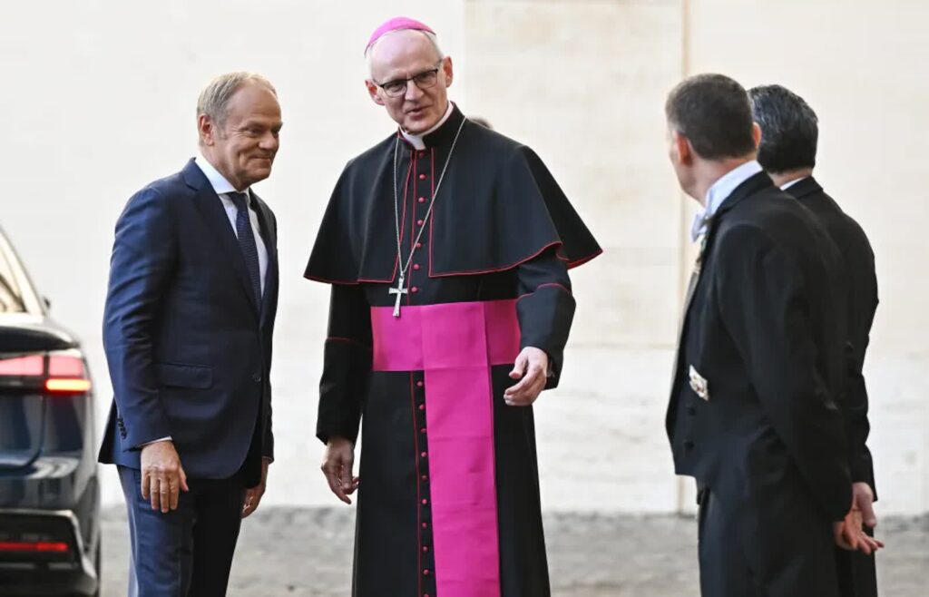 Premier Donald Tusk i prefekt Domu Papieskiego abp Petar Rajic. Fot. PAP/Radek Pietruszka