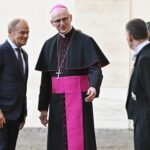 Premier Donald Tusk i prefekt Domu Papieskiego abp Petar Rajic. Fot. PAP/Radek Pietruszka