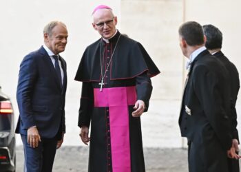 Premier Donald Tusk i prefekt Domu Papieskiego abp Petar Rajic. Fot. PAP/Radek Pietruszka