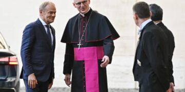 Premier Donald Tusk i prefekt Domu Papieskiego abp Petar Rajic. Fot. PAP/Radek Pietruszka