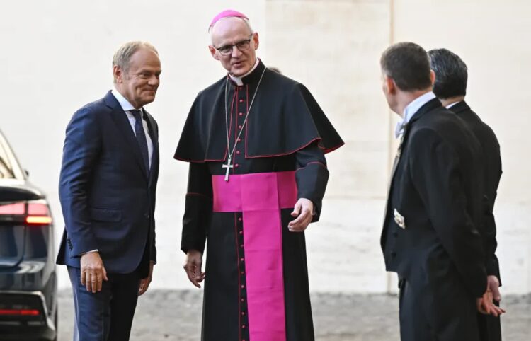 Premier Donald Tusk i prefekt Domu Papieskiego abp Petar Rajic. Fot. PAP/Radek Pietruszka