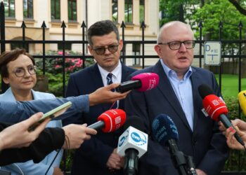 Sędziowie TK, od lewej: Anna Korwin-Piotrowska, Krystian Markiewicz i Marcin Dziurda przed siedzibą Trybunału Konstytucyjnego w Warszawie. Fot. PAP/Paweł Supernak