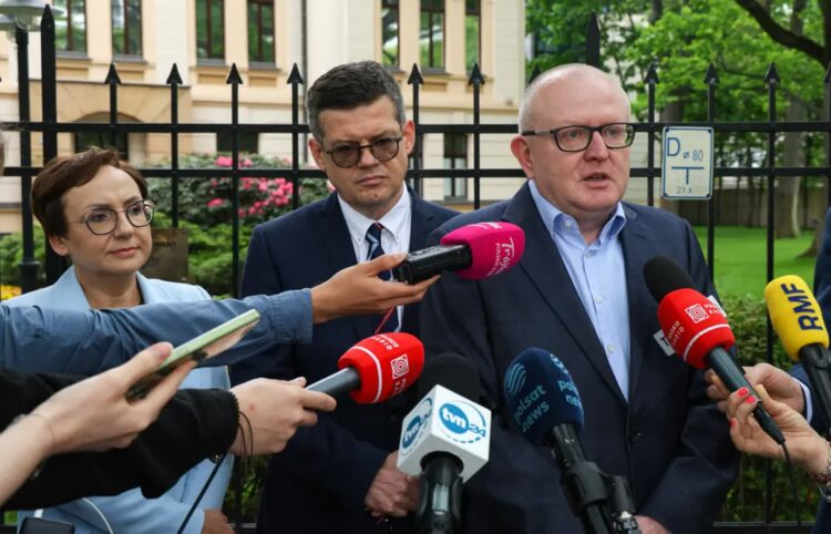 Sędziowie TK, od lewej: Anna Korwin-Piotrowska, Krystian Markiewicz i Marcin Dziurda przed siedzibą Trybunału Konstytucyjnego w Warszawie. Fot. PAP/Paweł Supernak