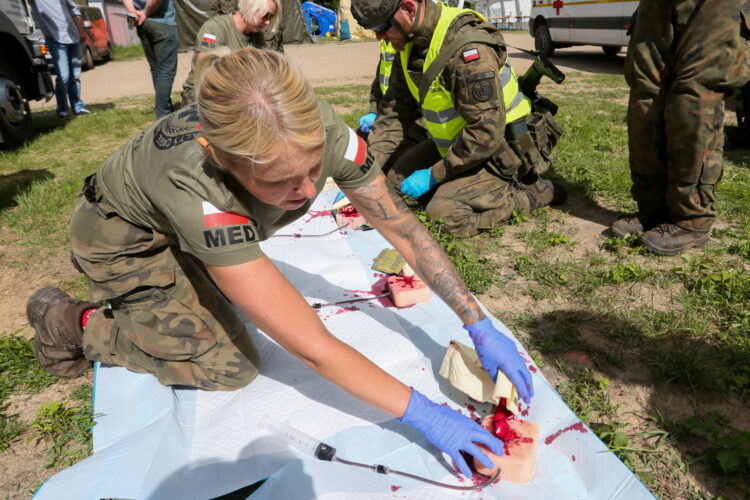 Wêdrzyn, 28.05.2026. Zintegrowane æwiczenia ratownicze 15. Lubuskiej Brygady Obrony Terytorialnej, 28 bm. na poligonie w Wêdrzynie. ¯o³nierze bêd¹ æwiczyæ z instruktorami wojskowymi z Polski, Francji i Niemiec. Wród scenariusza æwiczeñ jest m.in. reagowanie w przypadku MASCAL CBRNE, czyli incydenty z masow¹ liczb¹ poszkodowanych (MASCAL Mass Casualty) oraz w warunkach zagro¿enia czynnikami chemicznymi, biologicznymi, radiologicznymi, nuklearnymi i wybuchowymi (CBRNE). (sko) PAP/Lech Muszyñski