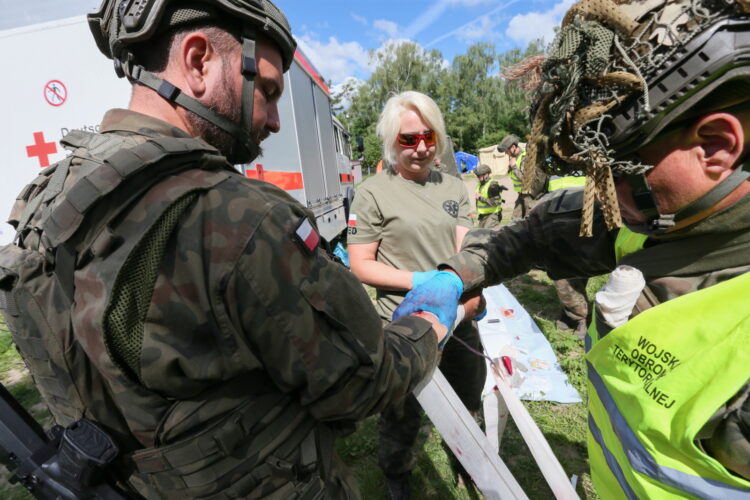 Wêdrzyn, 28.05.2026. Zintegrowane æwiczenia ratownicze 15. Lubuskiej Brygady Obrony Terytorialnej, 28 bm. na poligonie w Wêdrzynie. ¯o³nierze bêd¹ æwiczyæ z instruktorami wojskowymi z Polski, Francji i Niemiec. Wród scenariusza æwiczeñ jest m.in. reagowanie w przypadku MASCAL CBRNE, czyli incydenty z masow¹ liczb¹ poszkodowanych (MASCAL Mass Casualty) oraz w warunkach zagro¿enia czynnikami chemicznymi, biologicznymi, radiologicznymi, nuklearnymi i wybuchowymi (CBRNE). (sko) PAP/Lech Muszyñski