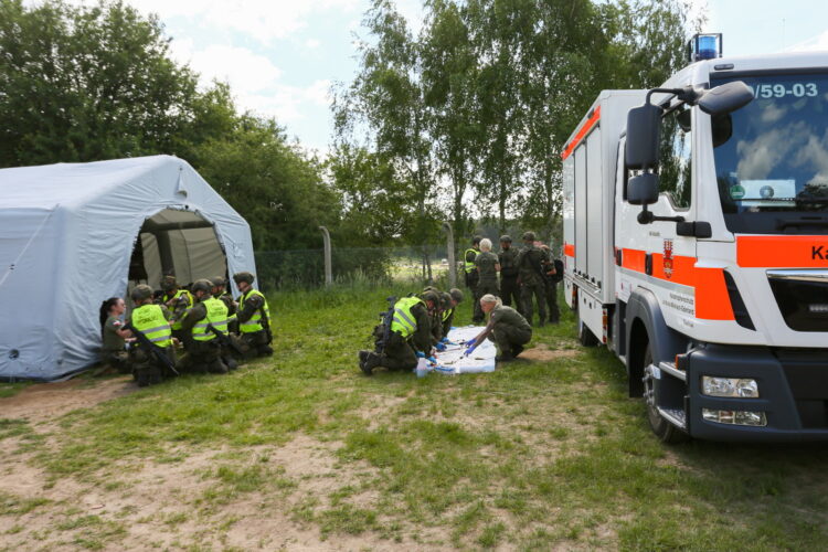 Wêdrzyn, 28.05.2026. Zintegrowane æwiczenia ratownicze 15. Lubuskiej Brygady Obrony Terytorialnej, 28 bm. na poligonie w Wêdrzynie. ¯o³nierze bêd¹ æwiczyæ z instruktorami wojskowymi z Polski, Francji i Niemiec. Wród scenariusza æwiczeñ jest m.in. reagowanie w przypadku MASCAL CBRNE, czyli incydenty z masow¹ liczb¹ poszkodowanych (MASCAL Mass Casualty) oraz w warunkach zagro¿enia czynnikami chemicznymi, biologicznymi, radiologicznymi, nuklearnymi i wybuchowymi (CBRNE). (sko) PAP/Lech Muszyñski