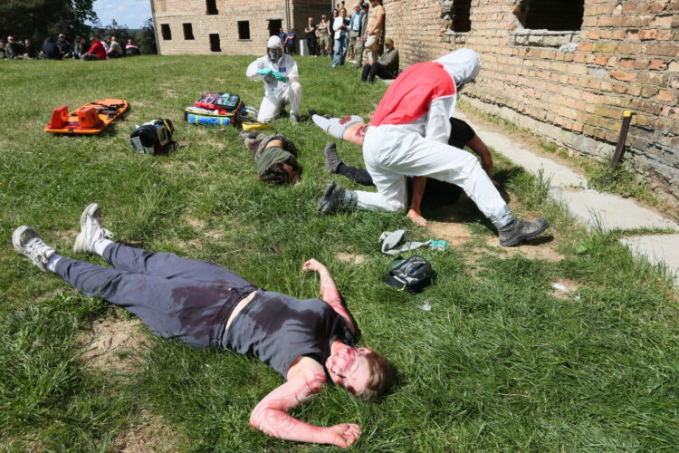 Wêdrzyn, 28.05.2026. Zintegrowane æwiczenia ratownicze 15. Lubuskiej Brygady Obrony Terytorialnej, 28 bm. na poligonie w Wêdrzynie. ¯o³nierze bêd¹ æwiczyæ z instruktorami wojskowymi z Polski, Francji i Niemiec. Wród scenariusza æwiczeñ jest m.in. reagowanie w przypadku MASCAL CBRNE, czyli incydenty z masow¹ liczb¹ poszkodowanych (MASCAL  Mass Casualty) oraz w warunkach zagro¿enia czynnikami chemicznymi, biologicznymi, radiologicznymi, nuklearnymi i wybuchowymi (CBRNE). (sko) PAP/Lech Muszyñski