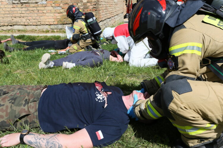 Wêdrzyn, 28.05.2026. Zintegrowane æwiczenia ratownicze 15. Lubuskiej Brygady Obrony Terytorialnej, 28 bm. na poligonie w Wêdrzynie. ¯o³nierze bêd¹ æwiczyæ z instruktorami wojskowymi z Polski, Francji i Niemiec. Wród scenariusza æwiczeñ jest m.in. reagowanie w przypadku MASCAL CBRNE, czyli incydenty z masow¹ liczb¹ poszkodowanych (MASCAL Mass Casualty) oraz w warunkach zagro¿enia czynnikami chemicznymi, biologicznymi, radiologicznymi, nuklearnymi i wybuchowymi (CBRNE). (sko) PAP/Lech Muszyñski