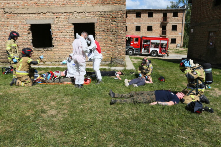 Wêdrzyn, 28.05.2026. Zintegrowane æwiczenia ratownicze 15. Lubuskiej Brygady Obrony Terytorialnej, 28 bm. na poligonie w Wêdrzynie. ¯o³nierze bêd¹ æwiczyæ z instruktorami wojskowymi z Polski, Francji i Niemiec. Wród scenariusza æwiczeñ jest m.in. reagowanie w przypadku MASCAL CBRNE, czyli incydenty z masow¹ liczb¹ poszkodowanych (MASCAL Mass Casualty) oraz w warunkach zagro¿enia czynnikami chemicznymi, biologicznymi, radiologicznymi, nuklearnymi i wybuchowymi (CBRNE). (sko) PAP/Lech Muszyñski