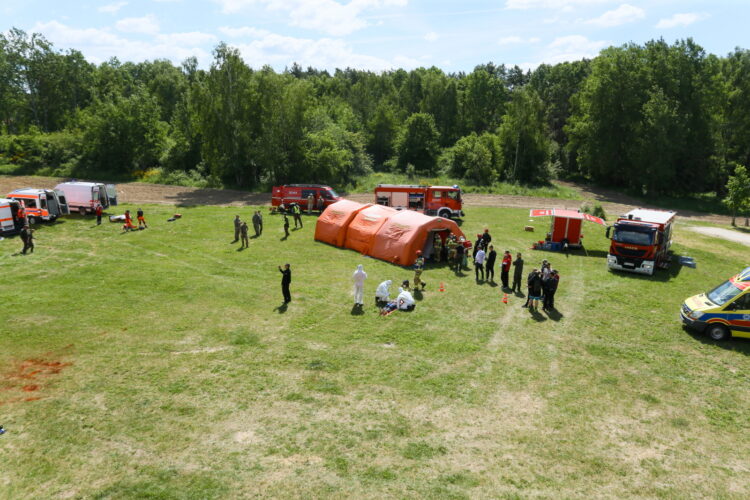 Wêdrzyn, 28.05.2026. Zintegrowane æwiczenia ratownicze 15. Lubuskiej Brygady Obrony Terytorialnej, 28 bm. na poligonie w Wêdrzynie. ¯o³nierze bêd¹ æwiczyæ z instruktorami wojskowymi z Polski, Francji i Niemiec. Wród scenariusza æwiczeñ jest m.in. reagowanie w przypadku MASCAL CBRNE, czyli incydenty z masow¹ liczb¹ poszkodowanych (MASCAL  Mass Casualty) oraz w warunkach zagro¿enia czynnikami chemicznymi, biologicznymi, radiologicznymi, nuklearnymi i wybuchowymi (CBRNE). (sko) PAP/Lech Muszyñski
