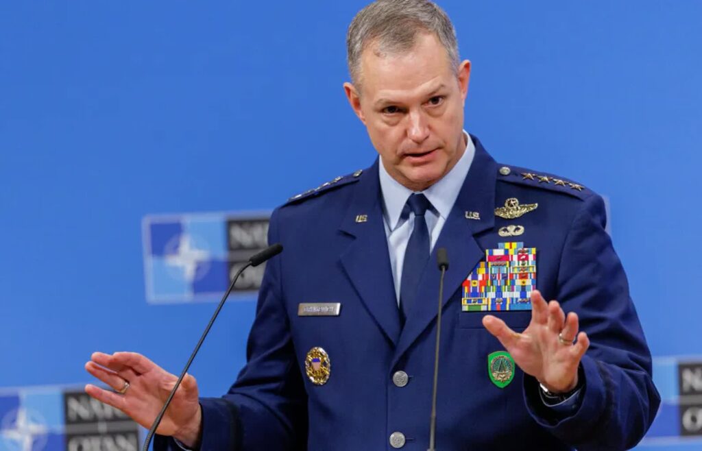 Dowódca sił NATO w Europie gen. Alexus G. Grynkewich. Fot. PAP/EPA/OLIVIER MATTHYS