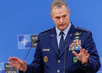 Dowódca sił NATO w Europie gen. Alexus G. Grynkewich. Fot. PAP/EPA/OLIVIER MATTHYS