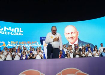 Nikol Paszynian podczas spotkania przedwyborczego partii Umowa Społeczna, fot. PAP/EPA/HAYK BAGHDASARYAN /PHOTOLURE