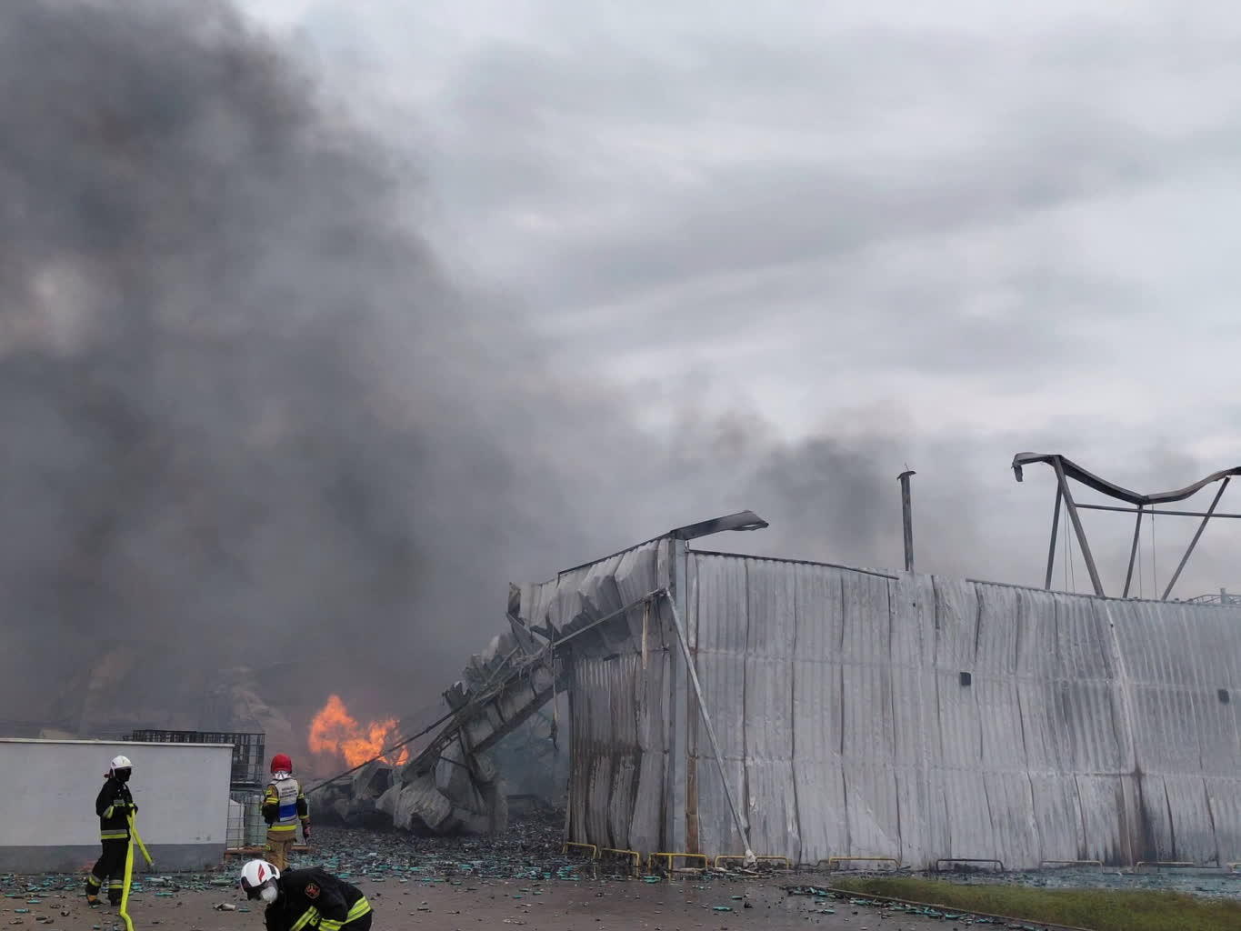 Pożar w fabryce aerozoli opanowany. „Jest bezpiecznie”