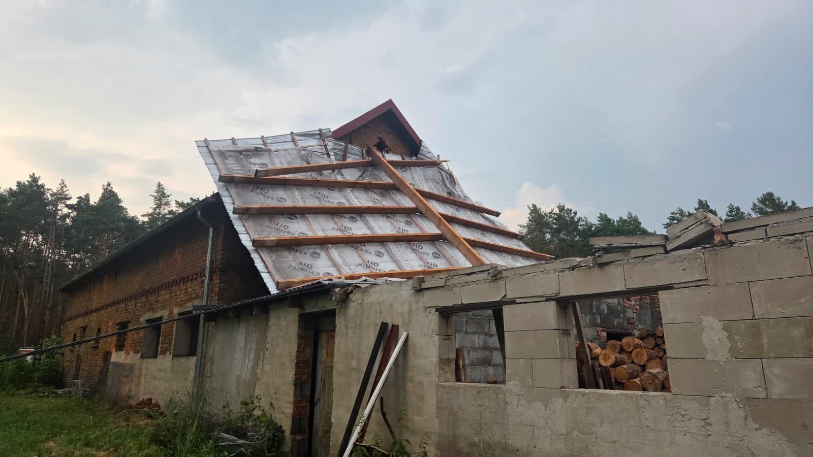Powalone drzewa, połamane gałęzie, uszkodzone dachy w regionie