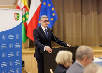 Sesja absolutoryjna sejmiku województwa lubuskiego. Na zdjęciu marszałek Sebastian Ciemnoczołowski (lubuskie.pl)