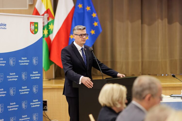 Sesja absolutoryjna sejmiku województwa lubuskiego. Na zdjęciu marszałek Sebastian Ciemnoczołowski (lubuskie.pl)
