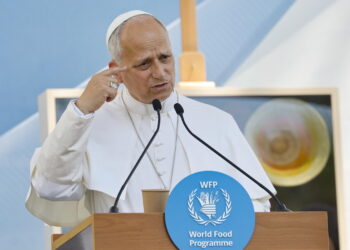 Papież Leon XIV podczas wizyty w rzymskiej siedzibie Światowego Programu Żywnościowego. Fot. PAP/EPA/FABIO FRUSTACI