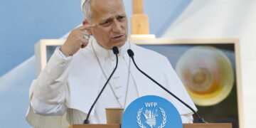 Papież Leon XIV podczas wizyty w rzymskiej siedzibie Światowego Programu Żywnościowego. Fot. PAP/EPA/FABIO FRUSTACI