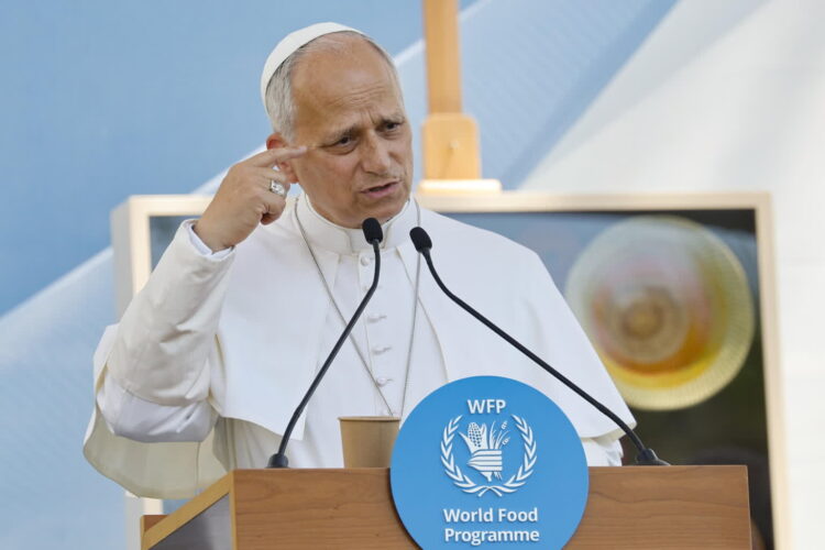 Papież Leon XIV podczas wizyty w rzymskiej siedzibie Światowego Programu Żywnościowego. Fot. PAP/EPA/FABIO FRUSTACI