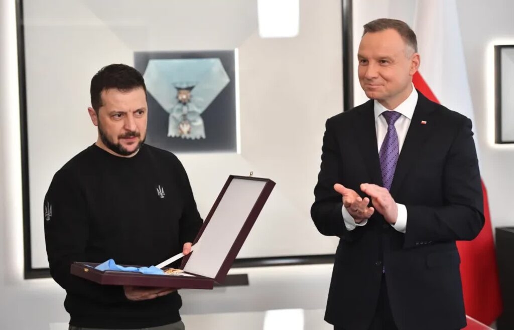 Warszawa, 05.04.2023 r. Wizyta oficjalna Prezydenta Ukrainy w Polsce. Prezydent RP Andrzej Duda (P) i prezydent Ukrainy Wołodymyr Zełenski (L) podczas spotkania w Pałacu Prezydenckim Fot. PAP/Radek Pietruszka