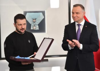 Warszawa, 05.04.2023 r. Wizyta oficjalna Prezydenta Ukrainy w Polsce. Prezydent RP Andrzej Duda (P) i prezydent Ukrainy Wołodymyr Zełenski (L) podczas spotkania w Pałacu Prezydenckim Fot. PAP/Radek Pietruszka