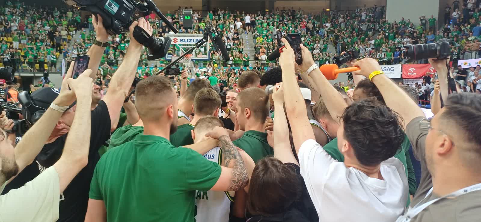 Mój pierwszy taki rzut, cud, popłakałem się, zgubiłam buty….Zastal po meczu nr 6