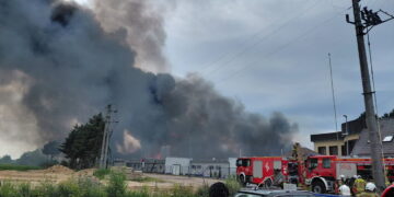 Pożar zakładu produkcyjnego w miejscowości Charnowo koło Ustki Fot. PAP/KM PSP w Słupsku