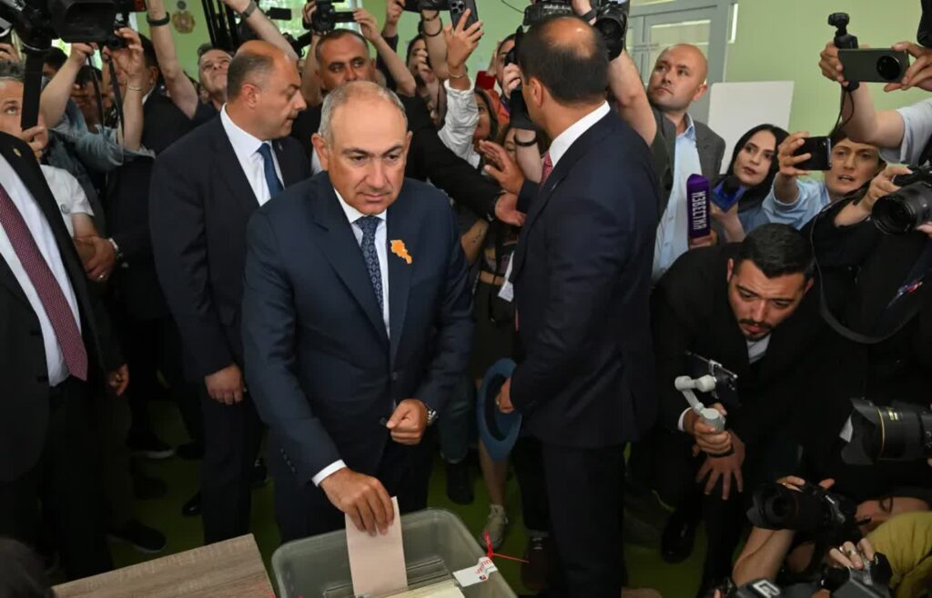 Premier Armenii Nikol Paszynian podczas w lokalu wyborczym, fot. PAP/EPA/PHOTOLURE
