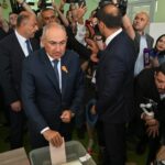 Premier Armenii Nikol Paszynian podczas w lokalu wyborczym, fot. PAP/EPA/PHOTOLURE