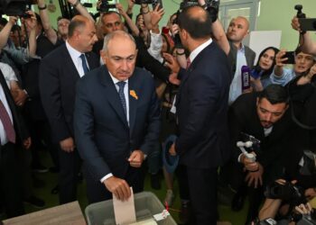 Premier Armenii Nikol Paszynian podczas w lokalu wyborczym, fot. PAP/EPA/PHOTOLURE