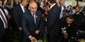 Premier Armenii Nikol Paszynian podczas w lokalu wyborczym, fot. PAP/EPA/PHOTOLURE