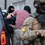 Kolumna z podejrzanym o zabójstwo podjeżdża pod budynek prokuratury w Lublinie Fot. PAP/Wojtek Jargiło