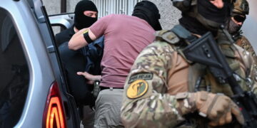 Kolumna z podejrzanym o zabójstwo podjeżdża pod budynek prokuratury w Lublinie Fot. PAP/Wojtek Jargiło