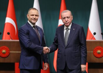 Prezydent RP Karol Nawrocki (L) i prezydent Turcji Recep Tayyip Erdogan (P). Fot. PAP/Paweł Supernak