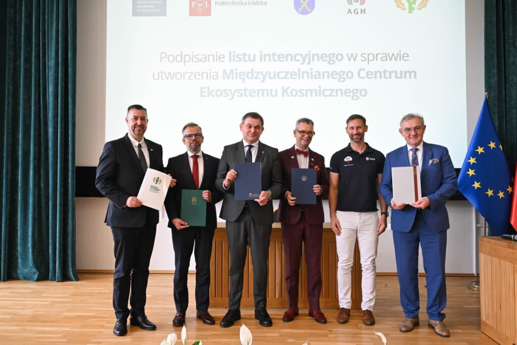 Podpisanie listu intencyjnego ws. powołania Międzyuczelnianego Centrum Ekosystemu Kosmicznego. Fot. PAP/Radek Pietruszka