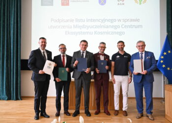 Podpisanie listu intencyjnego ws. powołania Międzyuczelnianego Centrum Ekosystemu Kosmicznego. Fot. PAP/Radek Pietruszka