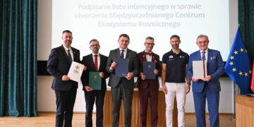Podpisanie listu intencyjnego ws. powołania Międzyuczelnianego Centrum Ekosystemu Kosmicznego. Fot. PAP/Radek Pietruszka