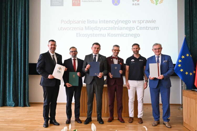 Podpisanie listu intencyjnego ws. powołania Międzyuczelnianego Centrum Ekosystemu Kosmicznego. Fot. PAP/Radek Pietruszka