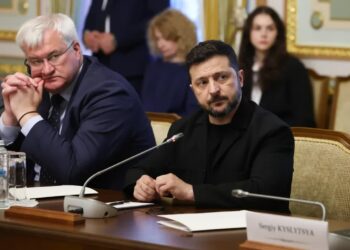 Prezydent Ukrainy Wołodymyr Zełenski oraz Szef MSZ Ukrainy Ukrainy Andrij Sybiha. Fot. PAP/Victor Kovalchuk
