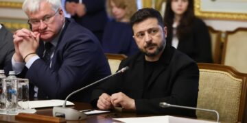 Prezydent Ukrainy Wołodymyr Zełenski oraz Szef MSZ Ukrainy Ukrainy Andrij Sybiha. Fot. PAP/Victor Kovalchuk