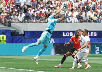 Bramkarz Iranu Alireza Beiranvand. Fot. PAP/EPA/CHRISTOPHER TORRES