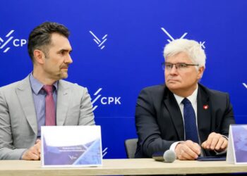Wiceministrowie infrastruktury: Piotr Malepszak i Maciej Lasek. Fot. PAP/Albert Zawada