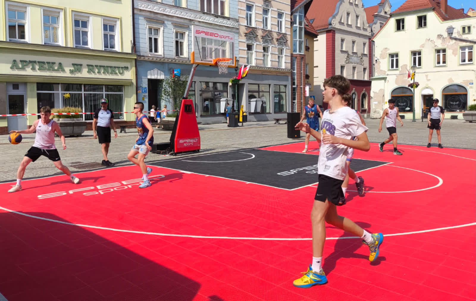 Młodzi koszykarze zawładnęli żarskim rynkiem. Trwa turniej 3×3 Basketball Żary