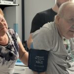 72-letni pacjent z żoną. Fot. Uniwersytecki Szpital Kliniczny w Białymstoku/FB