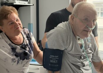 72-letni pacjent z żoną. Fot. Uniwersytecki Szpital Kliniczny w Białymstoku/FB