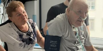72-letni pacjent z żoną. Fot. Uniwersytecki Szpital Kliniczny w Białymstoku/FB